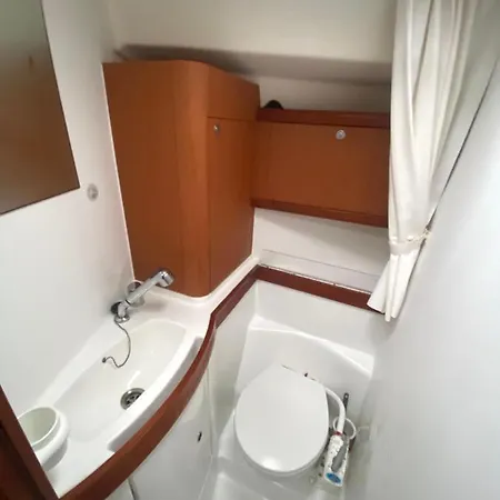 Nuit Insolite Sur Un Voilier Linge Et Menage Inclus - Boat Paradise La Rochelle
