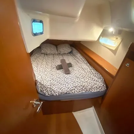 Bådhotel Experience A Bord A Sur Un Voilier Oceanis 40 La Rochelle (Charente-Maritime)