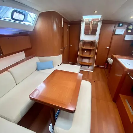 Experience Maritime Sur Un Voilier A Botel